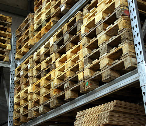 The centre's capacity is described in terms of palleting – it can process 140 pallets in and 210 pallets out per hour.