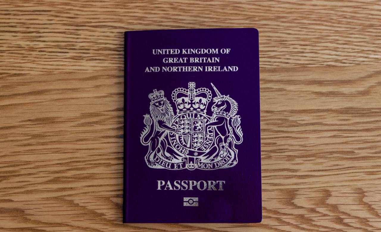 Британский паспорт с изображением птиц